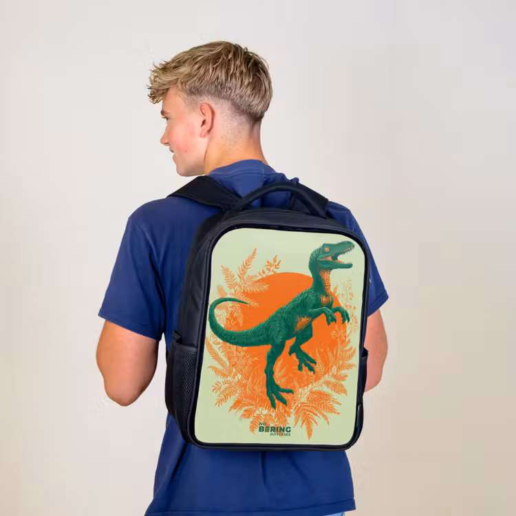 Groene dino tussen varens Rugzak - Zwart middel -sfeer8