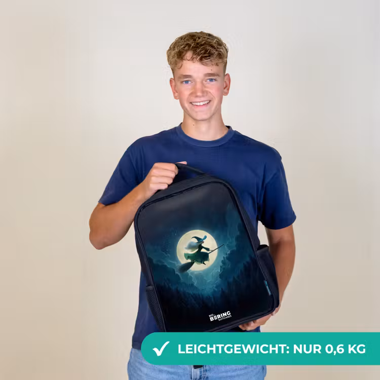 Heks in Maanlichtvlucht Rugzak - Zwart middel -sfeer7_DE