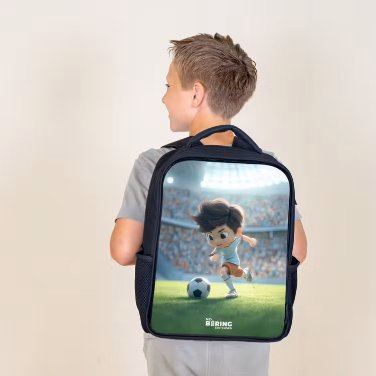 Jongen - Voetbal - Stadion - Zonlicht Rugzak - Zwart middel -sfeer2