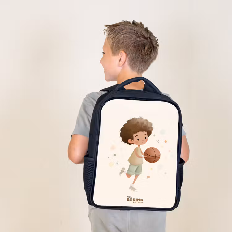 Jongen met een basketbal in beige kleuren Rugzak - Zwart middel -sfeer2