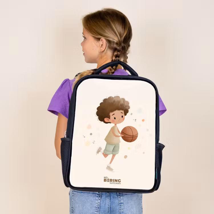 Jongen met een basketbal in beige kleuren Rugzak - Zwart middel -sfeer5