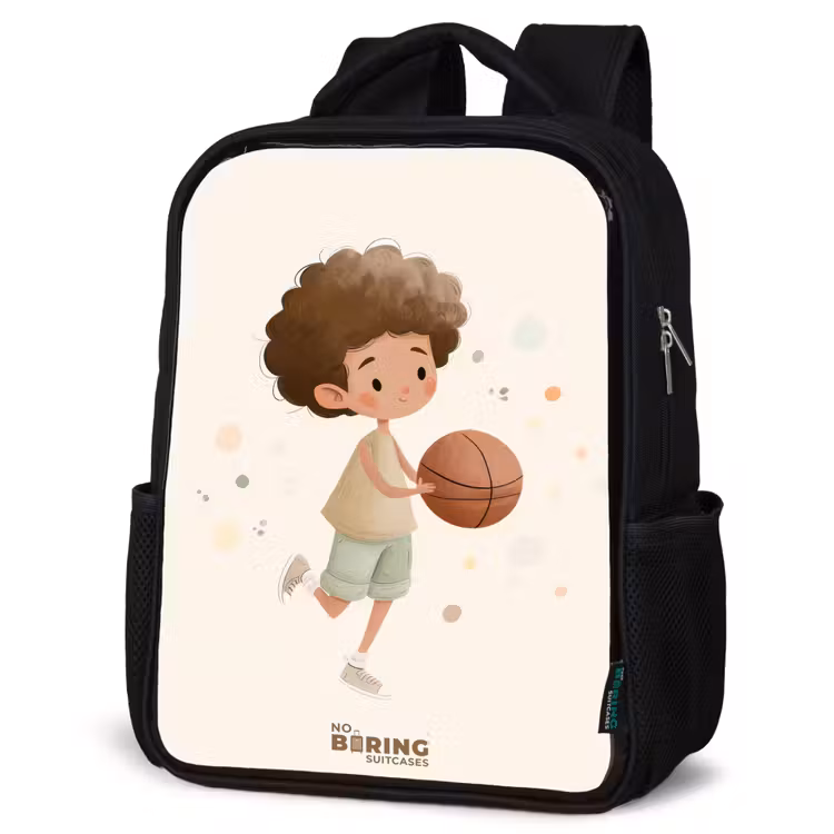 Jongen met een basketbal in beige kleuren Rugzak - Zwart middel -schuin