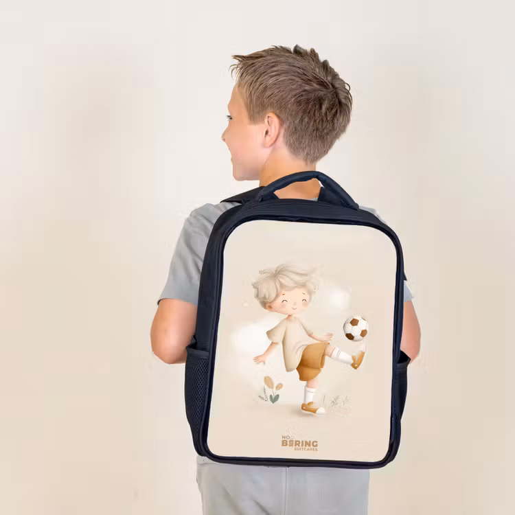 Jongen met een voetbal in beige kleuren Rugzak - Zwart middel -sfeer2