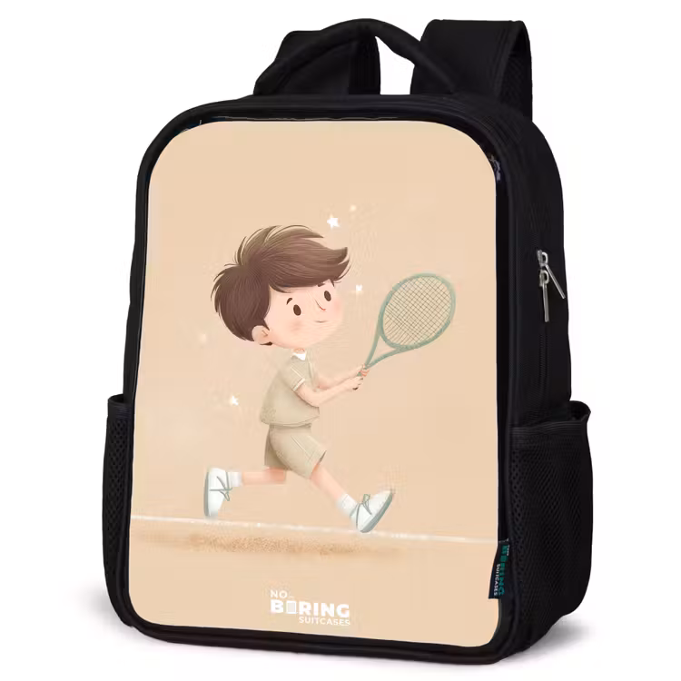Jongen speelt tennis op zandkleurige achtergrond Rugzak - Zwart middel -schuin
