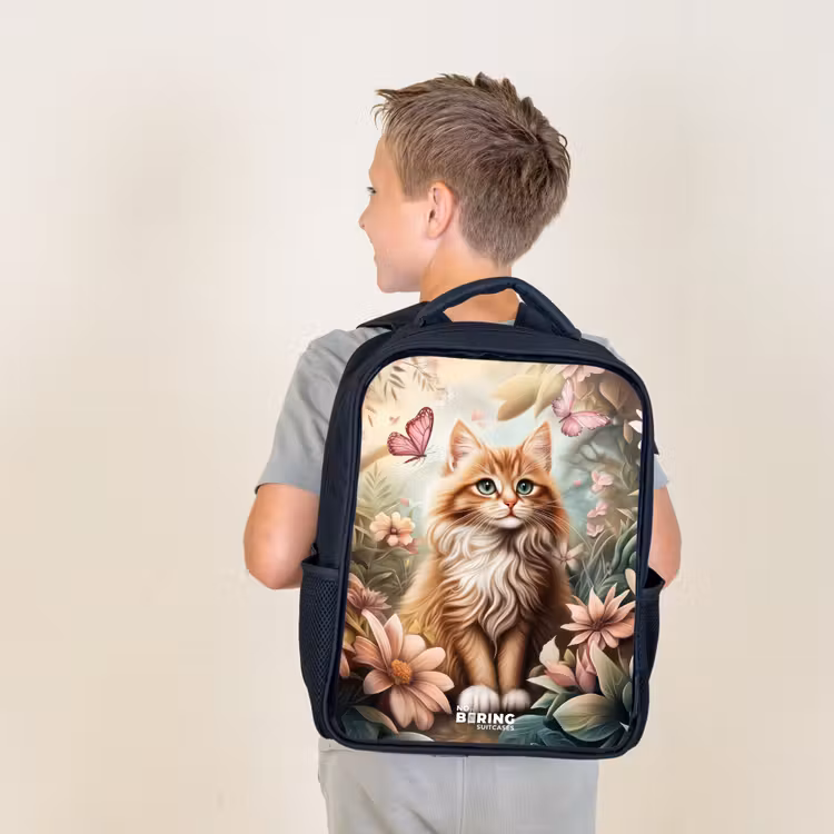 Kat in bloemenveld met roze vlinders. Rugzak - Zwart middel -sfeer2