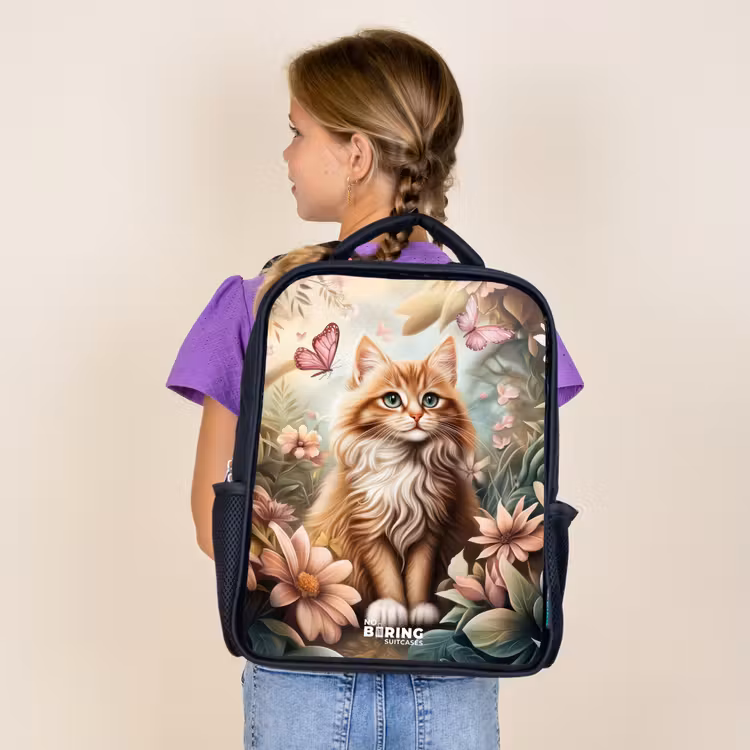 Kat in bloemenveld met roze vlinders. Rugzak - Zwart middel -sfeer5
