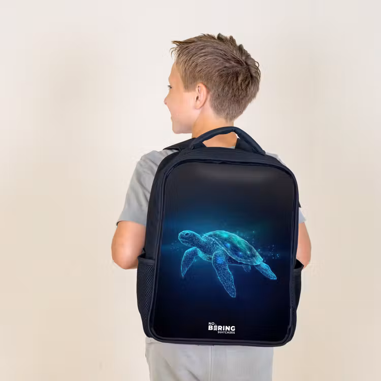 Lichtgevende schildpad in digitale oceaan Rugzak - Zwart middel -sfeer2