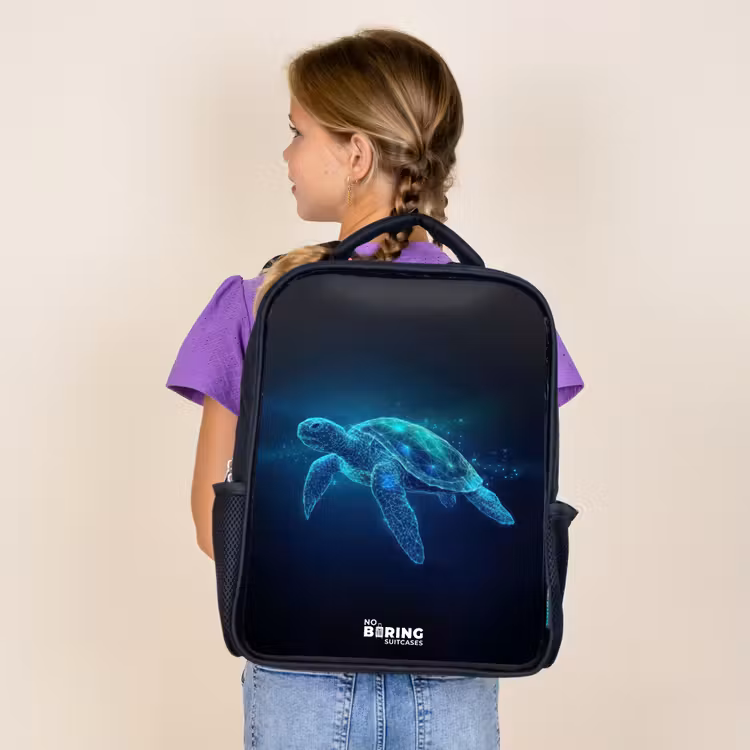 Lichtgevende schildpad in digitale oceaan Rugzak - Zwart middel -sfeer5