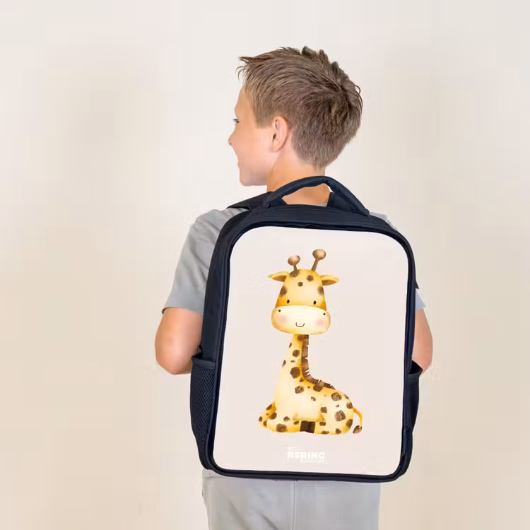 Liggende giraffe illustratie op beige achtergrond Rugzak - Zwart middel -sfeer2