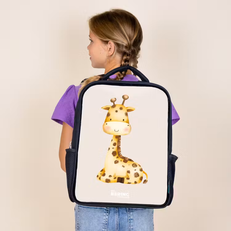 Liggende giraffe illustratie op beige achtergrond Rugzak - Zwart middel -sfeer5