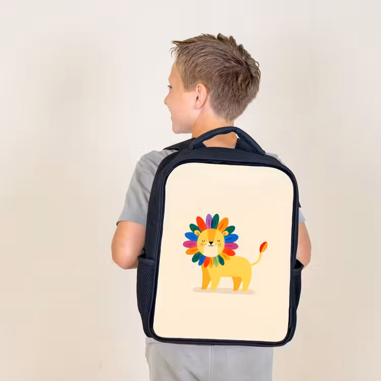 Leeuw - Kleurrijke manen - Beige Rugzak - Zwart middel -sfeer2