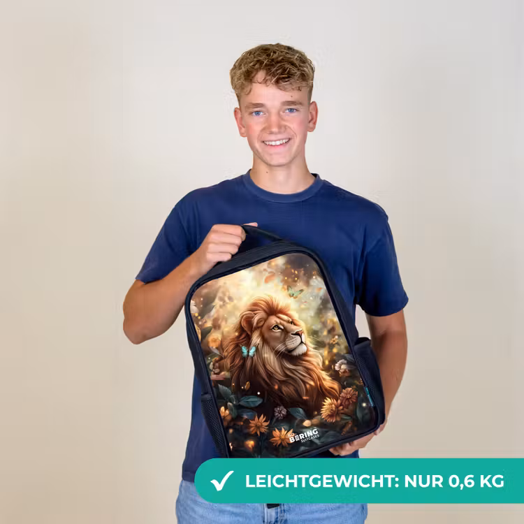 Leeuw met vlinders in bloemrijke jungle Rugzak - Zwart middel -sfeer7_DE