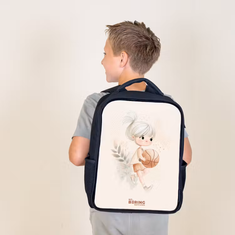 Meisje met een basketbal in neutrale kleuren. Rugzak - Zwart middel -sfeer2