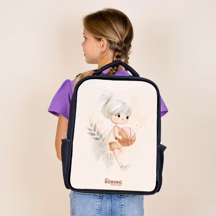 Meisje met een basketbal in neutrale kleuren. Rugzak - Zwart middel -sfeer5