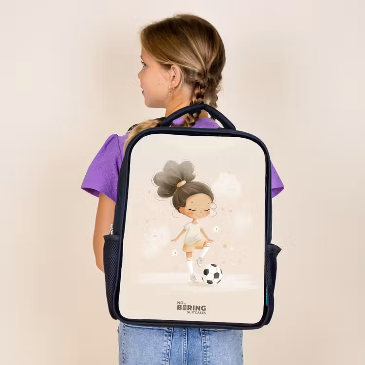 Meisje met een voetbal in beige kleuren Rugzak - Zwart middel -sfeer5