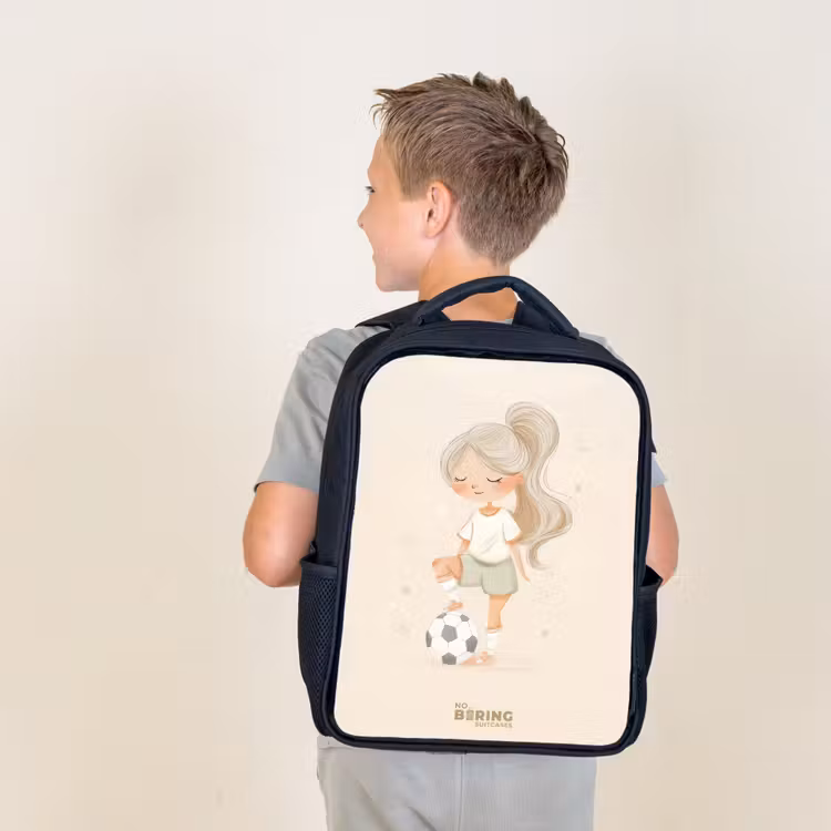 Meisje met een voetbal in beige kleuren Rugzak - Zwart middel -sfeer2