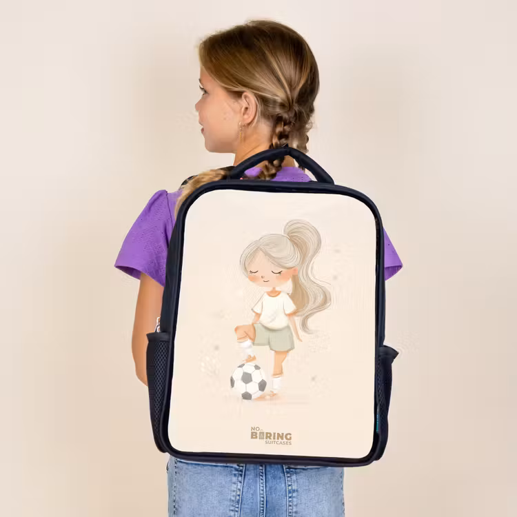 Meisje met een voetbal in beige kleuren Rugzak - Zwart middel -sfeer5