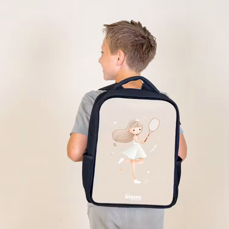 Meisje speelt tennis in beige kleuren Rugzak - Zwart middel -sfeer2