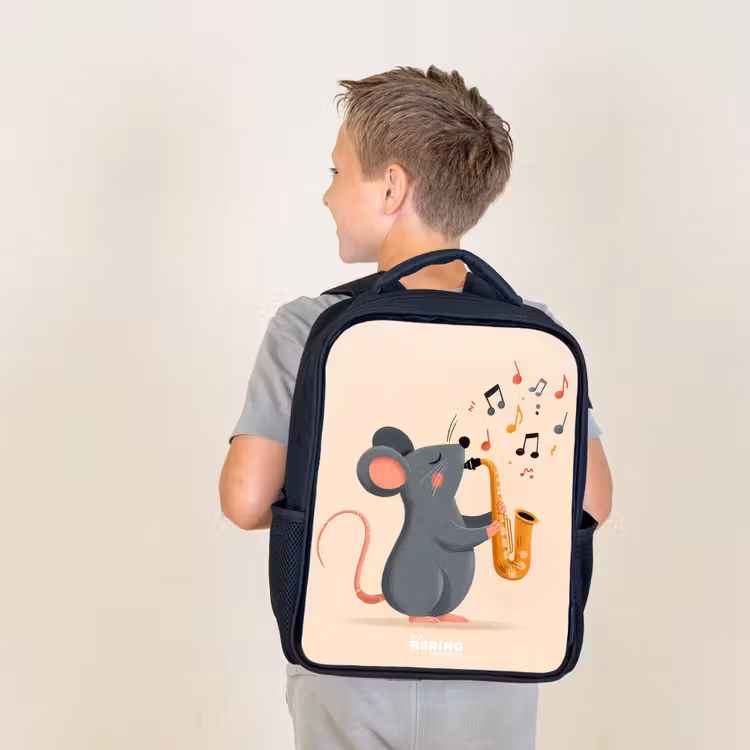 Muis - Saxofoon - Muziek Rugzak - Zwart middel -sfeer2