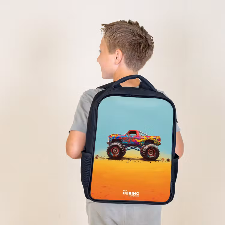 Monstertruck met Graffiti Print in het Zand Rugzak - Zwart middel -sfeer2