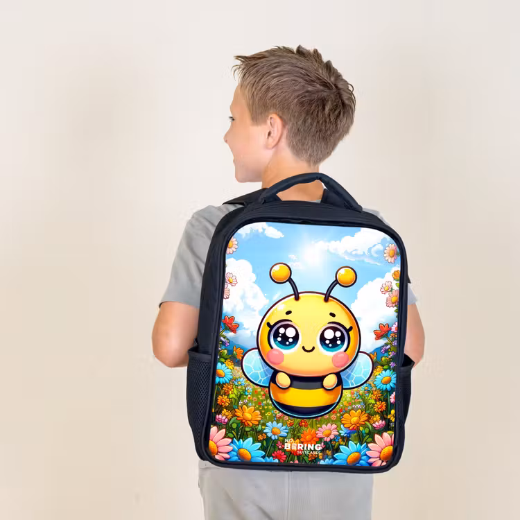 Schattige bij tussen de bloemen Rugzak - Zwart middel -sfeer2