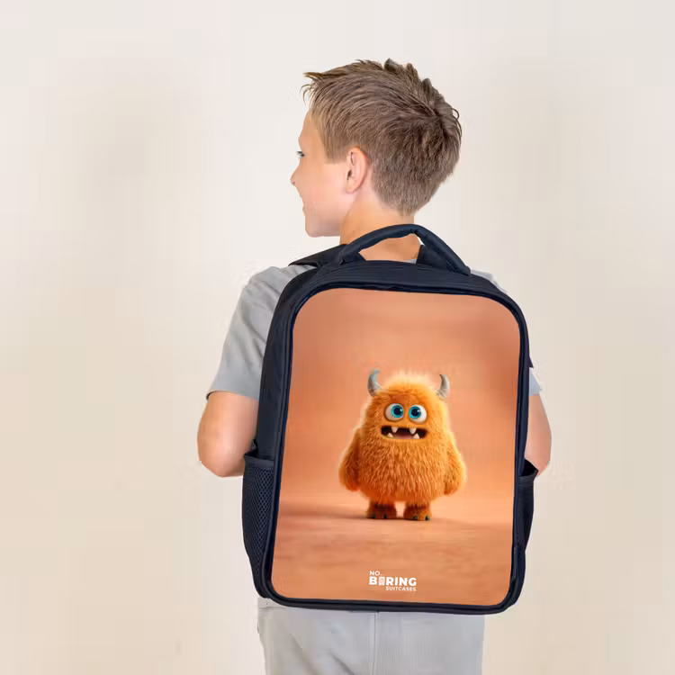 Oranje Pluizig Monster met Hoorns Rugzak - Zwart middel -sfeer2
