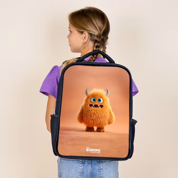 Oranje Pluizig Monster met Hoorns Rugzak - Zwart middel -sfeer5