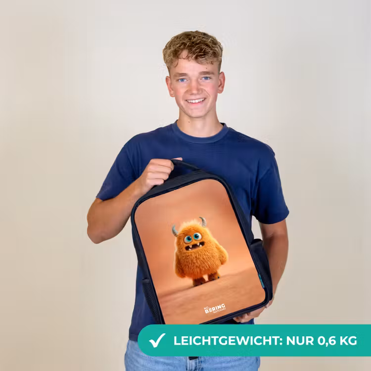 Oranje Pluizig Monster met Hoorns Rugzak - Zwart middel -sfeer7_DE
