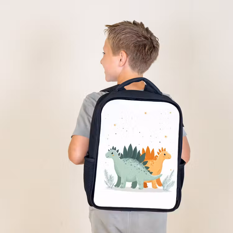 Planten - Sterren - Dinosaurussen - Oranje Rugzak - Zwart middel -sfeer2