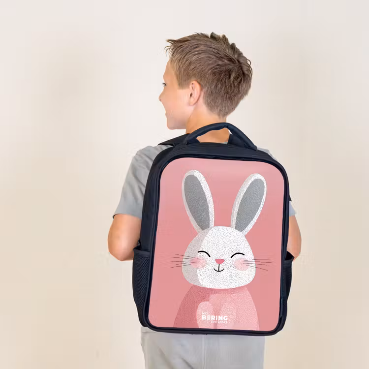 Roze - Konijn - Glimlach - Illustratie Rugzak - Zwart middel -sfeer2