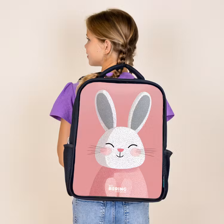 Roze - Konijn - Glimlach - Illustratie Rugzak - Zwart middel -sfeer5