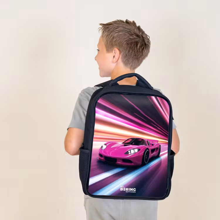 Roze raceauto flitst door neonlicht Rugzak - Zwart middel -sfeer2