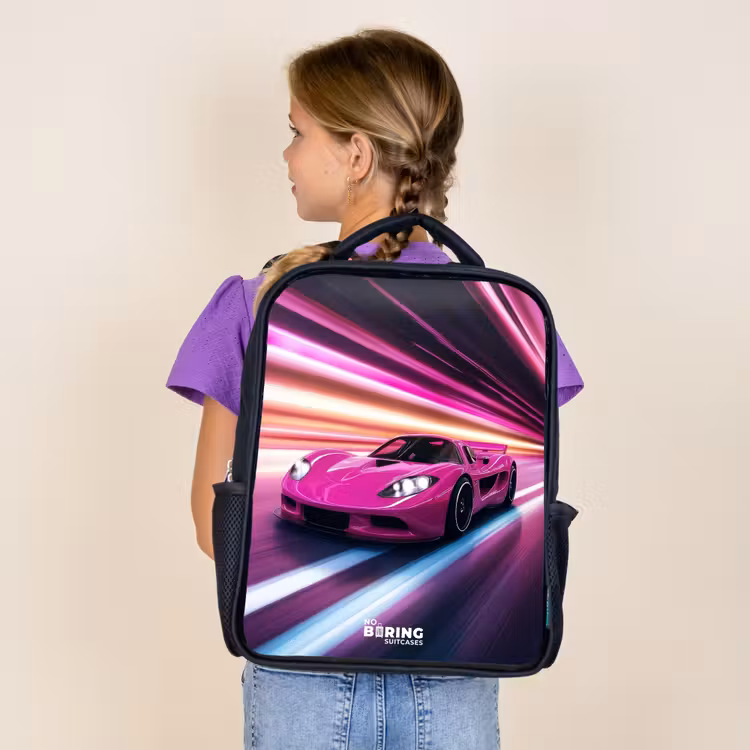 Roze raceauto flitst door neonlicht Rugzak - Zwart middel -sfeer5