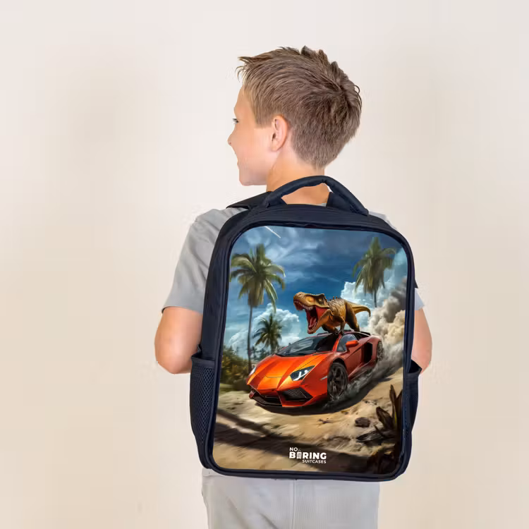 Rode sportauto met dino raast door tropisch strand Rugzak - Zwart middel -sfeer2