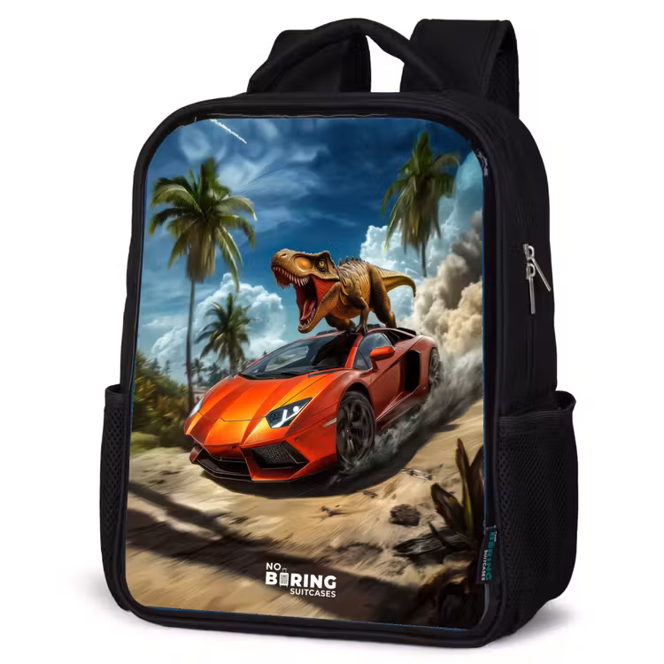 Rode sportauto met dino raast door tropisch strand Rugzak - Zwart middel -schuin