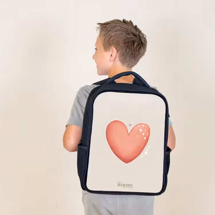 Rood hart op een beige achtergrond Rugzak - Zwart middel -sfeer2