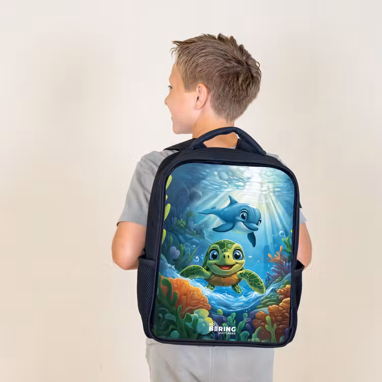 Schildpad en dolfijn in blauwe oceaan Rugzak - Zwart middel -sfeer2