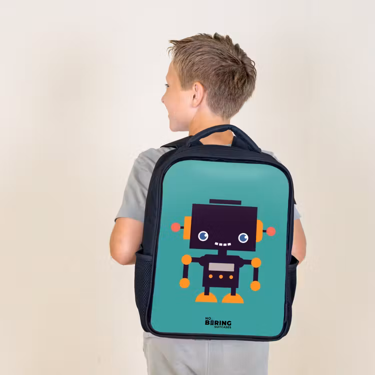 Zwarte robot met oranje accenten op een blauwe achtergrond Rugzak - Zwart middel -sfeer2