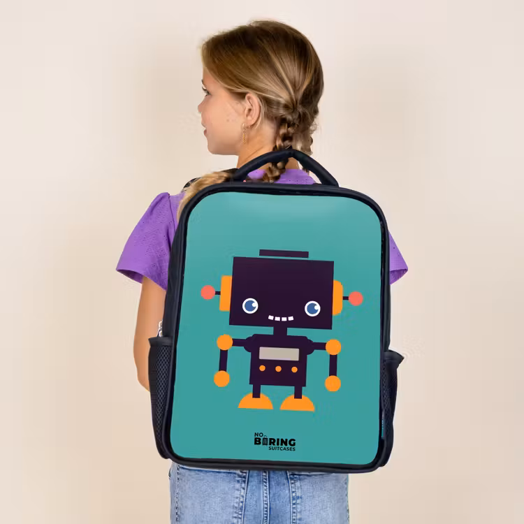 Zwarte robot met oranje accenten op een blauwe achtergrond Rugzak - Zwart middel -sfeer5