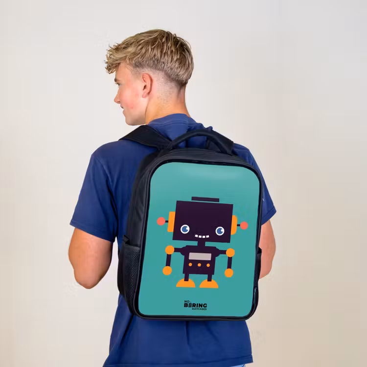 Zwarte robot met oranje accenten op een blauwe achtergrond Rugzak - Zwart middel -sfeer8