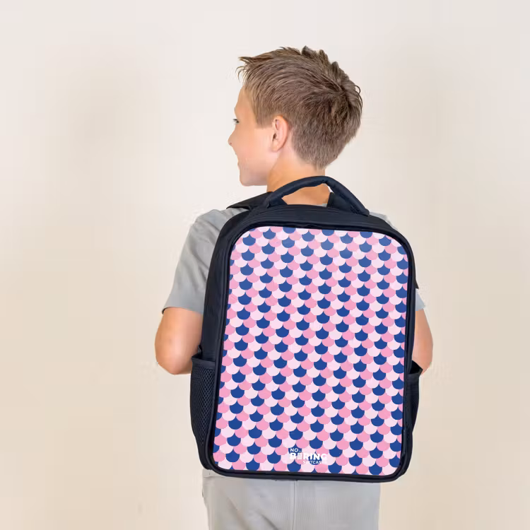 Schubben - Patroon - Blauw - Roze Rugzak - Zwart middel -sfeer2