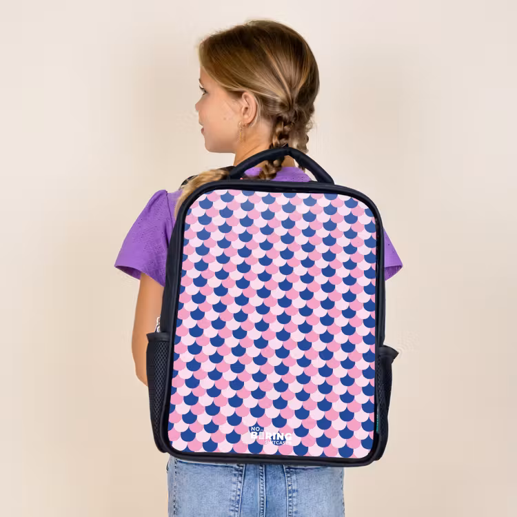 Schubben - Patroon - Blauw - Roze Rugzak - Zwart middel -sfeer5