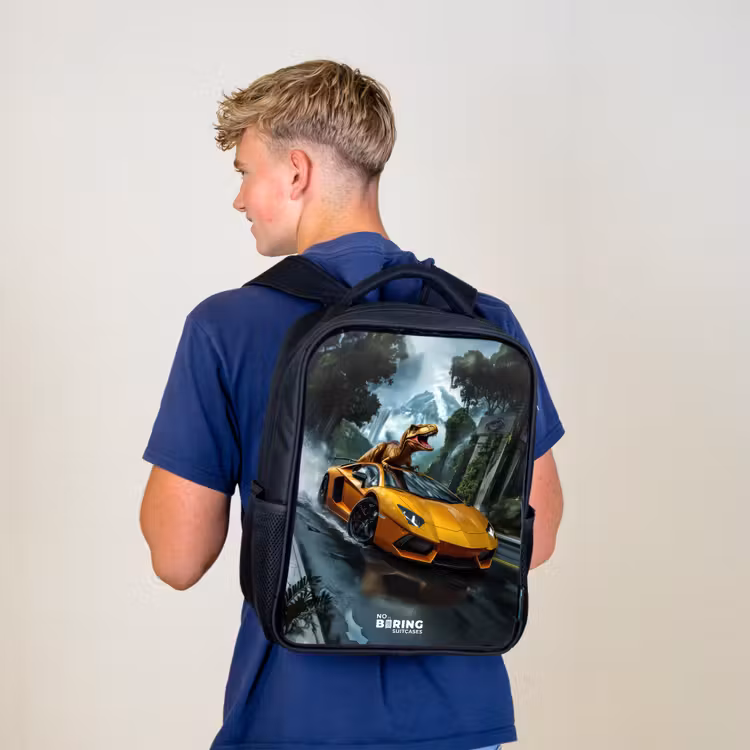 T-Rex op oranje sportauto in regenachtig woud Rugzak - Zwart middel -sfeer8