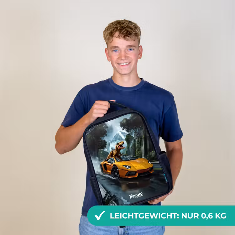 T-Rex op oranje sportauto in regenachtig woud Rugzak - Zwart middel -sfeer7_DE