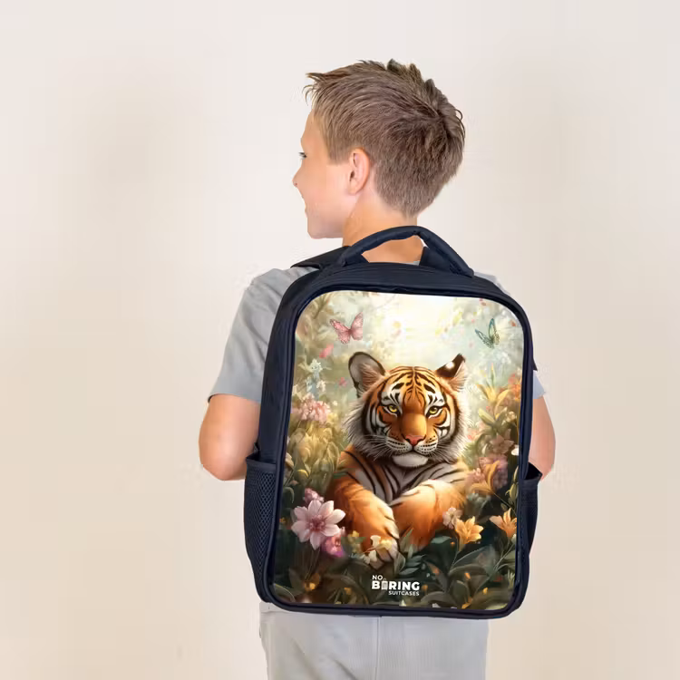 Tijger in bloemenveld met vlinders en zonlicht Rugzak - Zwart middel -sfeer2