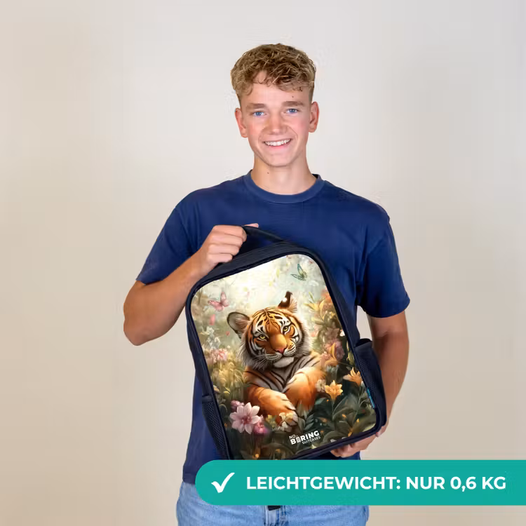 Tijger in bloemenveld met vlinders en zonlicht Rugzak - Zwart middel -sfeer7_DE