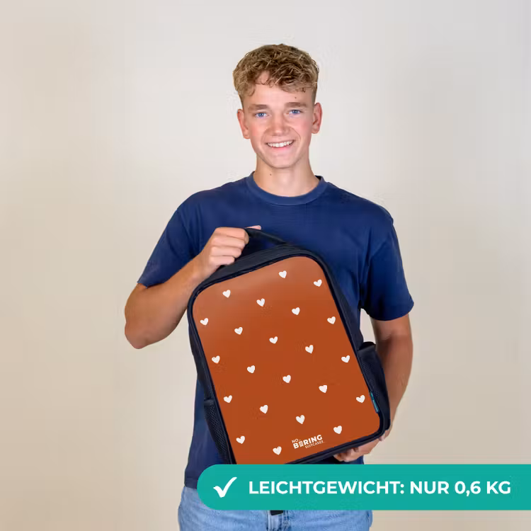 Wit hartjespatroon op oranje bruine achtergrond Rugzak - Zwart middel -sfeer7_DE