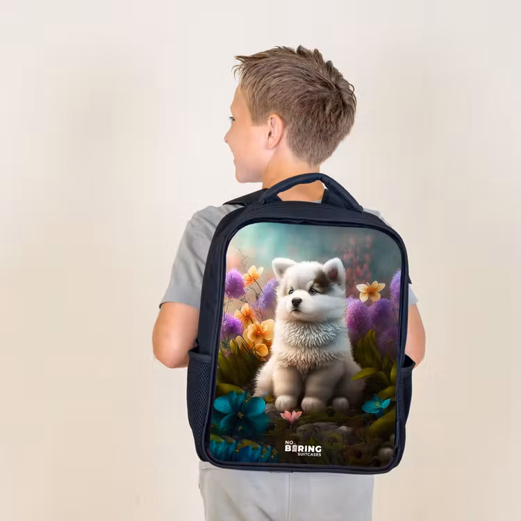 Witte puppy in een bloemenweide Rugzak - Zwart middel -sfeer2