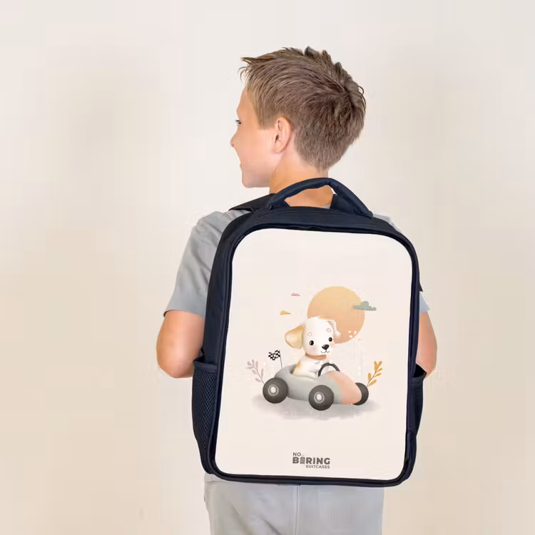 Puppy in een raceauto in beige kleuren Rugzak - Zwart middel -sfeer2
