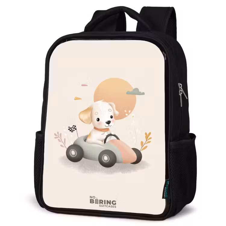 Puppy in een raceauto in beige kleuren Rugzak - Zwart middel -schuin